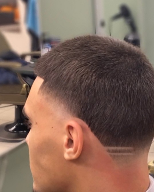 Skin fade met een geschoren lijn, van opzij gezien