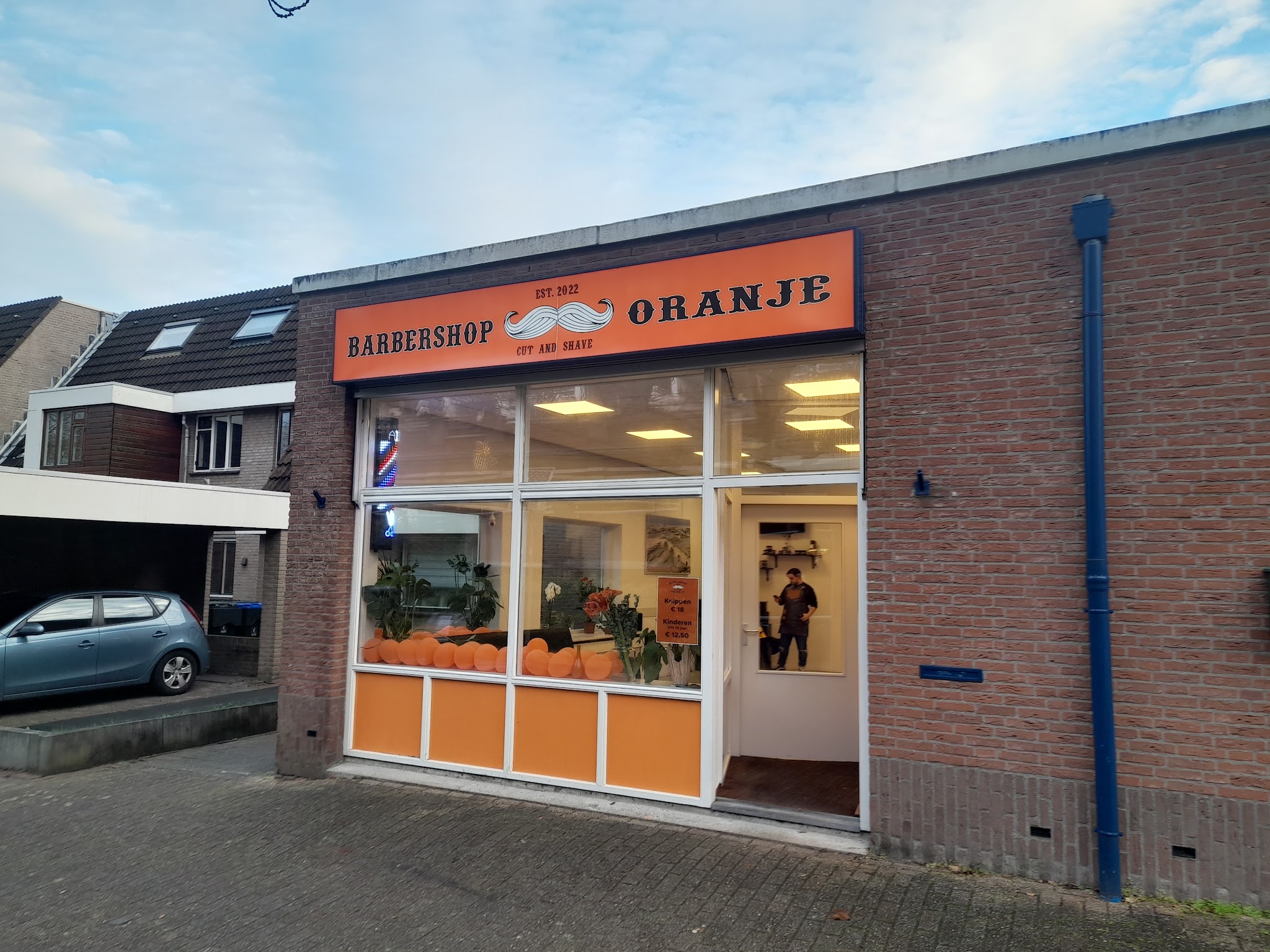 De zaak aan de Statendaalder 48 met het oranje bord Barbershop Oranje boven de ramen